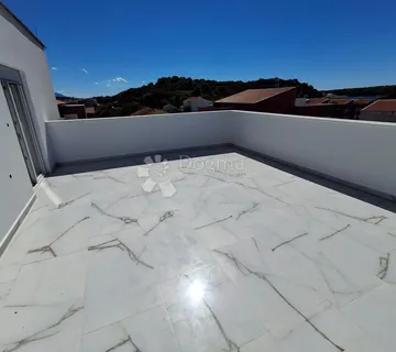 Dvoetažni apartman u Palitu sa prekrasnom krovnom terasom - cover