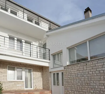 Dva doma pod jednim krovom - Režanci, Svetvinčenat