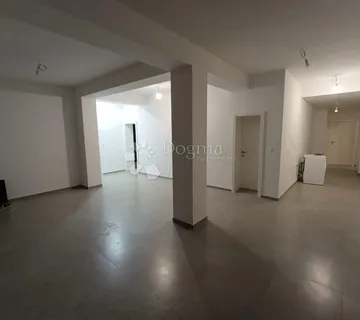 Prostrani apartman u Mandrama - Mandre, Kolan