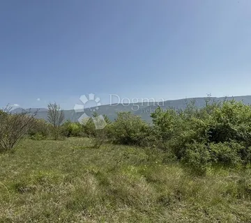 Građevinsko zemljište 1018 m2 - Kršan
