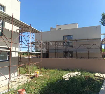 Dvoetažna kuća s bazenom i krovnom terasom - Privlaka