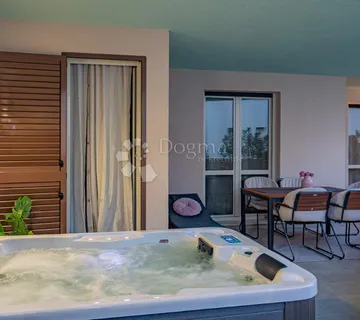 Split, Bačvice | 4-soban stan s velikom loggiom i jacuzzijem
