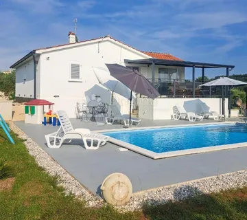 Poreč okolica - moderna kuća s bazenom okružena prirodom