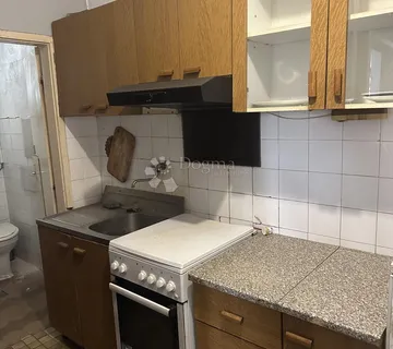 ŠIBENIK, Stan u centru s poslovnim prostorom, za adaptaciju