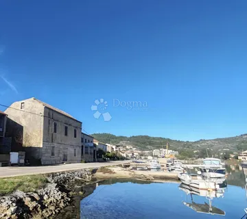 Kamena kuća prvi red do mora sa građevinskim zemljištem– Vela Luka, otok Korčula