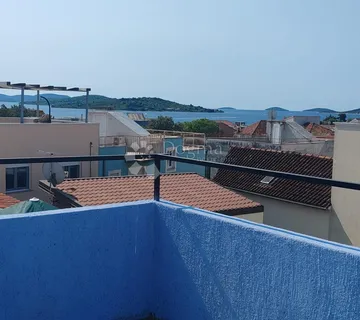 VODICE - stan s prostranom terasom koja pruža pogled na more
