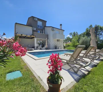 Apartmanska kuća (4 jedinice) spremna za turizam - Novigrad