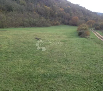 Predivno zemljište od 13.270m2 u blizini potoka - Kanfanar