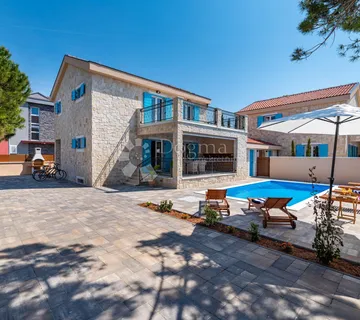 Vila s 5 zvjezdica i uhodanim turističkim poslovanjem u srcu Privlake - Privlaka
