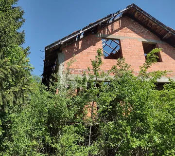 Zemljište odlično, kuća loša, okolica daleko od bilo čega urbanog - Dugo Selo Lasinjsko, Gvozd