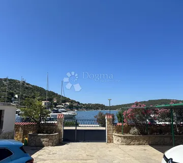Kuća s velikim potencijalom, prvi red do mora, TISNO - cover