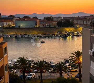 TOP PRILIKA! Zadar (Branimirova obala) - renovirani stan s liftom 60m2 - Nin