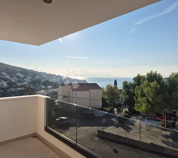 NOVOGRADNJA – MODERAN STAN (S10) S BALKONOM I POGLEDOM NA MORE, MANJE OD 150 m OD PLAŽE – OKRUG GORNJI - Okrug Gornji, Okrug