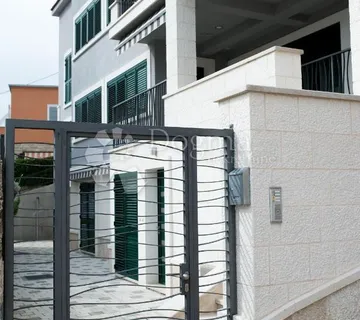 ŠIBENIK CENTAR GRADA PREKRASNA KUĆA SA PRELJEPIM POGLEDOM - cover