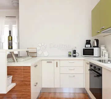 Stan u kamenoj zgradi, 100 m od mora, 105 m2 stambeno + terasa - cover