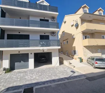 Prostrana kuća s 2 stana, garažom i dvorištem – Šibenik, Meterize