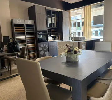 Atraktivan poslovni prostor Novigrad 129 m² sa vlastitim parkingom i mogućnošću prenamjene u stambeni prostor