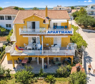 Samostojeća kuća s 4 apartmana, 50 m od mora - cover