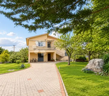 SAMO U NAŠOJ AGENCIJI!!!Obiteljska kuća sa 2 stana - 3 km od Labina