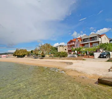 LOVETOVO -VODICE, Predivna kuća s 6 apartmana, prvi red do mora - cover