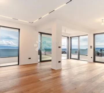 5★ LOVRAN – 335 m² UKUPNO! Stan 124 m² + natkrivena terasa 49 m² + vrt i parking 162 m² – 3 sobe, DB, 3 kupaone, WC, spremište - cover