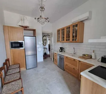 Kompletno renoviran stan u samom centru Pule – 93 m² s terasom - cover