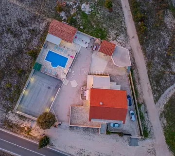 Prekrasna vila - cover