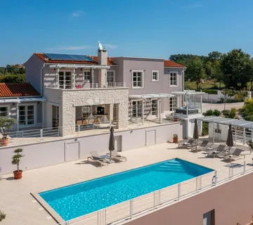 Otmjena Villa Sa Bazenom Na Lijepoj Lokaciji - Svetvinčenat