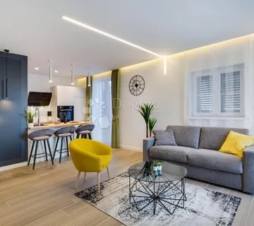 Centar Zadra, potpuno obnovljen stan 65m2! - Zadar