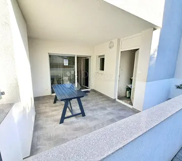 Impresivni stan s dvije terase, jacuzzijem i parkirnim mjestom - Novalja