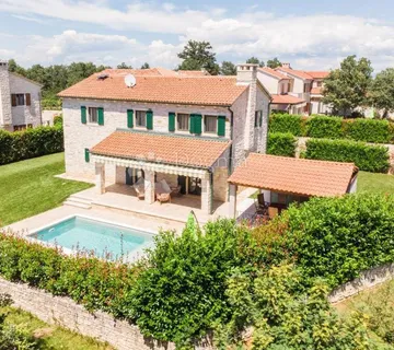 Višnjan - kamena vila s bazenom i četiri spavaće sobe