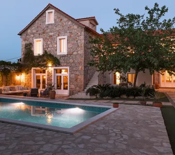 Hvar, luksuzna kamena kuća s bazenom i 4 spavaće sobe - cover