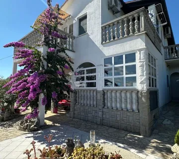 TOP INVESTICIJA: Kuća s pogledom na more i 4 stambene jedinice – Preko, otok Ugljan