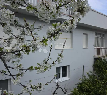 PRILIKA! Prostran 3-soban stan za renovaciju – Njivice - Šibenik