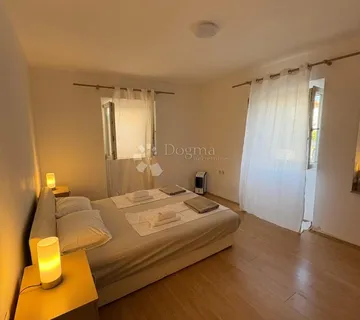 KUĆA VELA LUKA, 1.RED DO MORA, PRILIKA, CENTAR MJESTA - cover