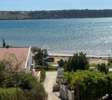 Apartman na zadnjoj etaži s krovnom terasom i pogledom na more - Ljubač, Ražanac