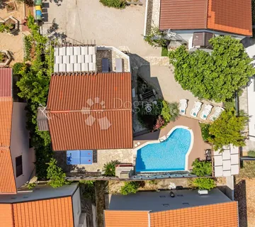 Tri apartmana s bazenom - Vir