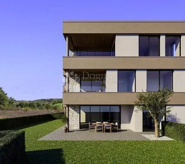 Luksuzan 3-soban stan s dvorištem 800 metara od mora - Poreč