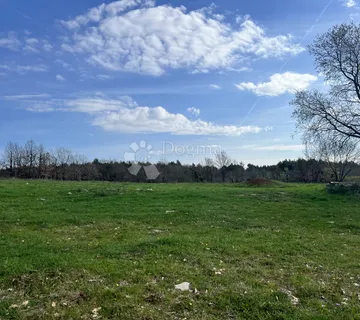 KOMBINACIJA GRAĐEVINSKOG I POLJOPRIVREDNOG ZEMLJIŠTA 6000m2 - Marčana