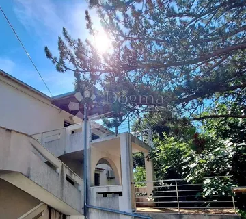 Samostojeća Kuća Sa 3 Apartmana - Baška