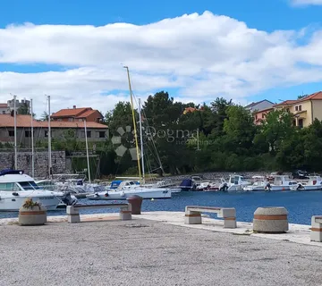 Etaža sa garažom i dvorištem blizu mora - cover