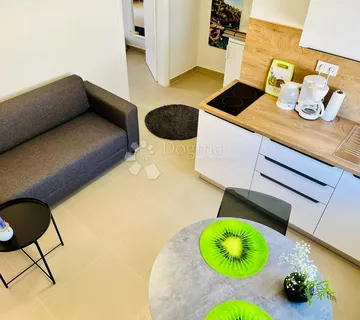 ROGOZNICA- PRILIKA! KUĆA S 5 APARTMANA 150M OD PLAŽE - cover