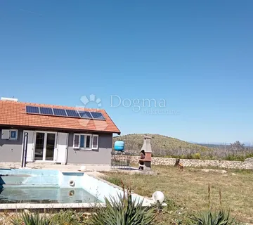 Kuća s bazenom na 3000 m2 zemljišta - Raslina, Šibenik