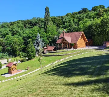 SPEKTAKULARNO IMANJE U PRIRODI – Luksuzna drvena kuća s bazenom, wellnessom i 24.752 m² zemljišta | Idealno za turizam i vjenčanja - Selnica