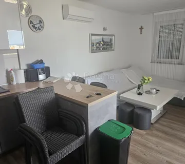 Apartman s pogledom na more i velikim dvorištem, 400 m od mora - cover