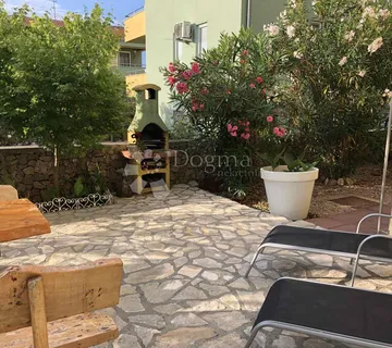 SOLINE APARTMAN U PRIZEMLJU - cover