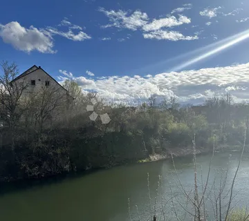 Kuća za obnovu u centru grada na savršenoj lokaciji - Gospić