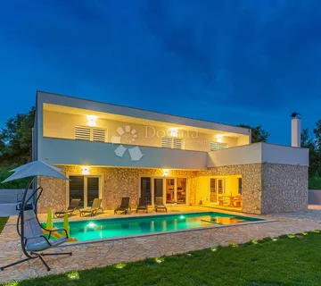 ODLIČNA VILLA SA BAZENOM - cover