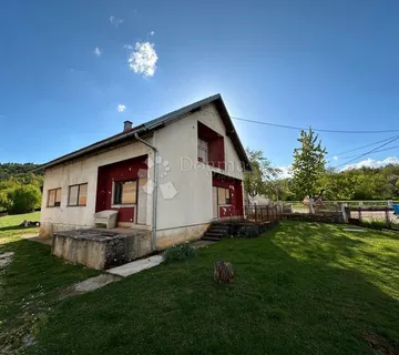 Kuća s lijepom velikom okućnicom, Vukšić - Lički Osik, Gospić