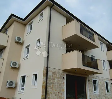 MALINSKA - DVA APARTMANA S OKUĆNICOM - cover